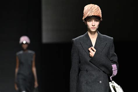 nell'autulet della reggia non è più presente prada|Il romanticismo secondo Prada, frammenti di passato.